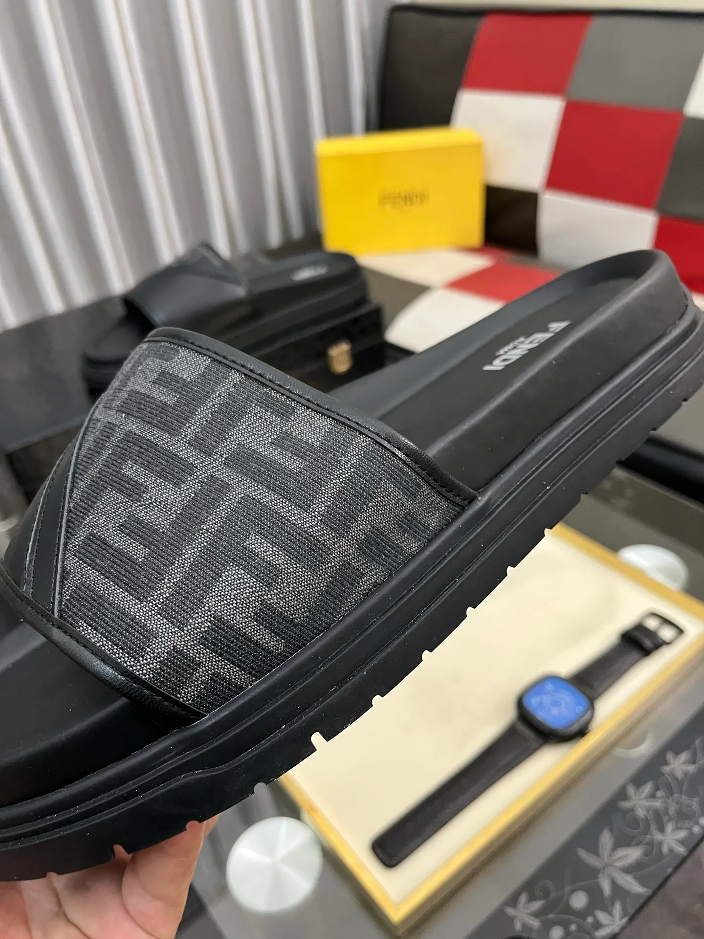 Men's men's shoes💰320⌚️⌚️FENDI Fendi slippers and sandals are shipped💄How can this summer be without the blessing of little monsters💄Original imported special hardware decorative pattern➕Original private model outsole! Details determine success or failure, good quality is not afraid of magnifying details! It feels super comfortable on your feet! This summer you need a pair of trendy, cool and comfortable sandals👣 Standard size: 38-443️⃣Colors available